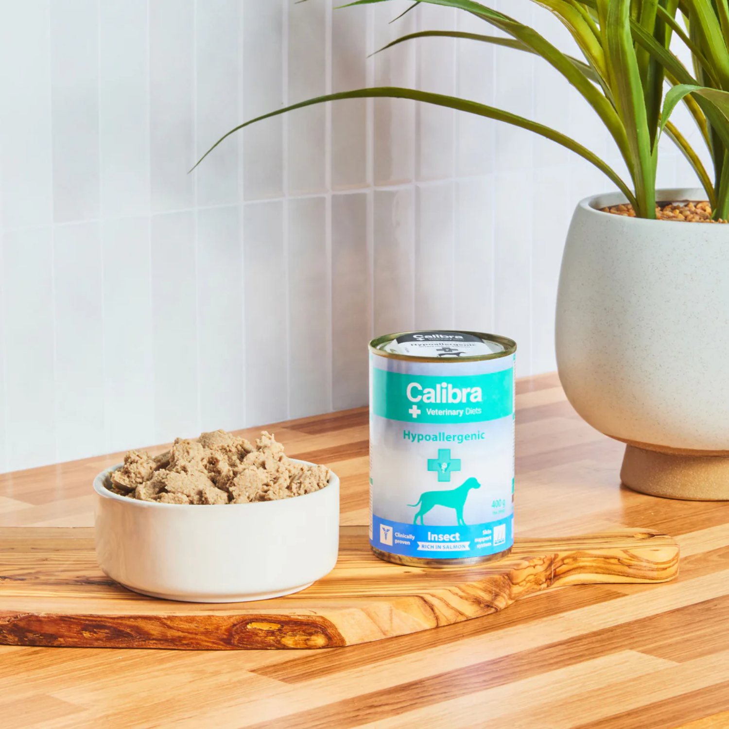 Calibra Hypoallergenic Salmon & Insect Wet Dog Food 6x400g usage view – Novel Protein